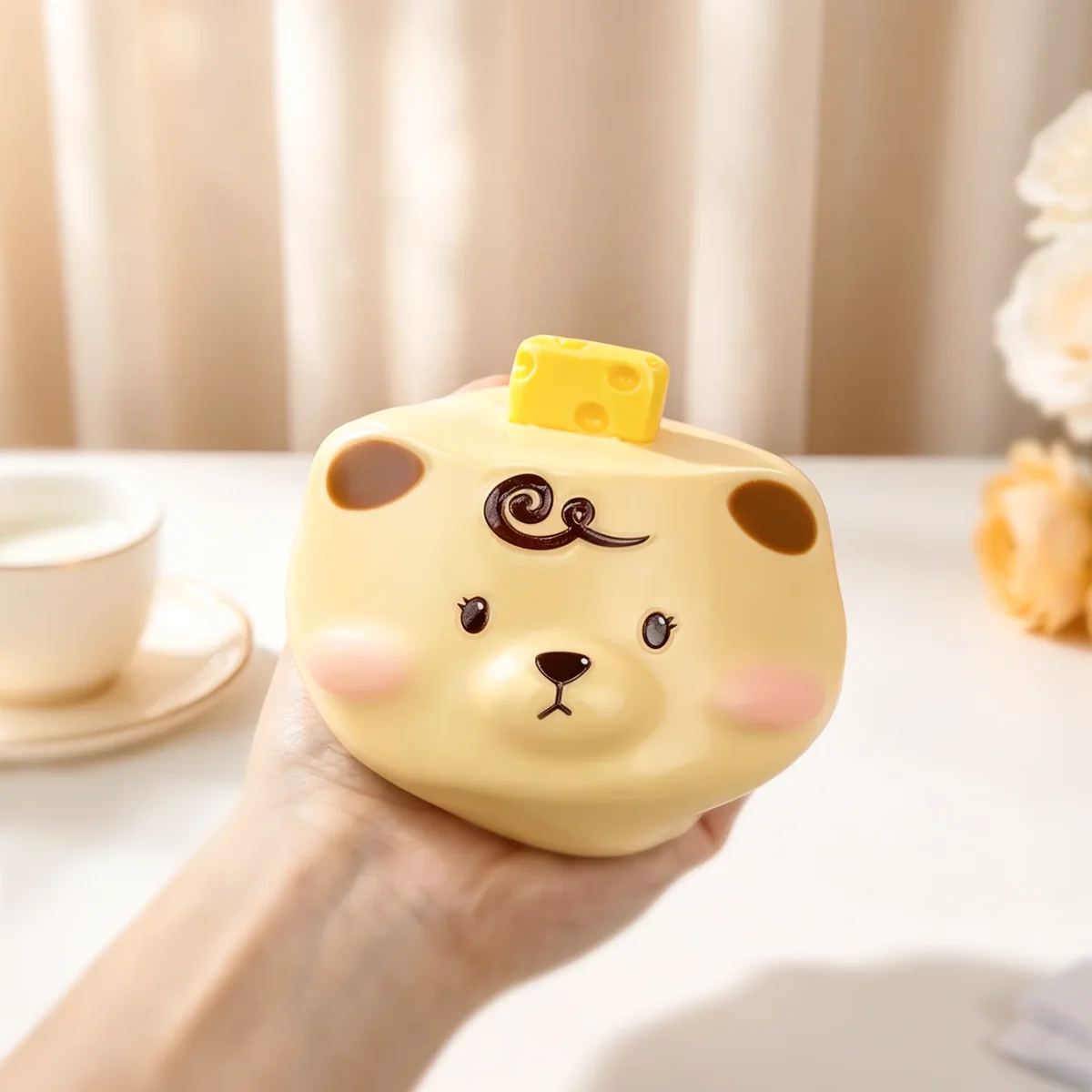 メロジョイ チーズベア 片手で握った様子