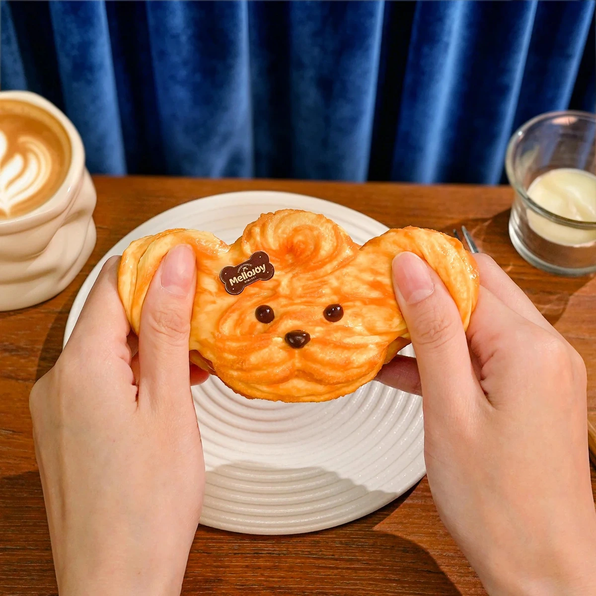 メロジョイ クッキークラブ 両手で持った様子