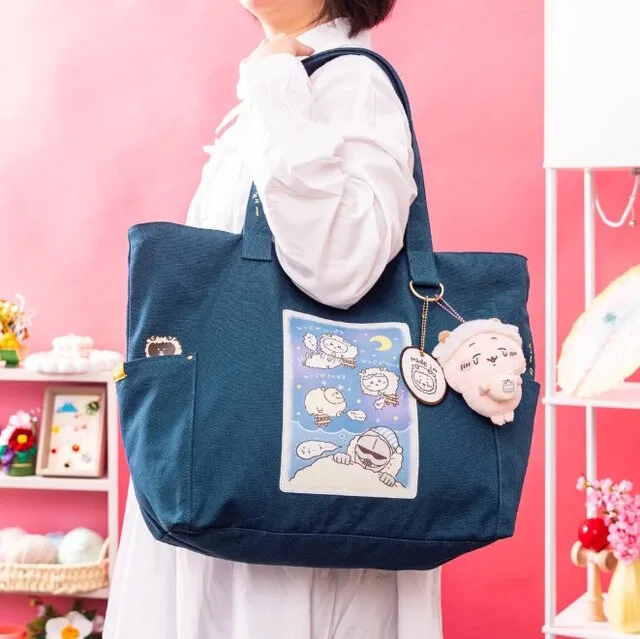外装トートバッグ。紺色で、羊を数えるちいかわたちの絵と刈られちゃったマスコットのチャーム付き