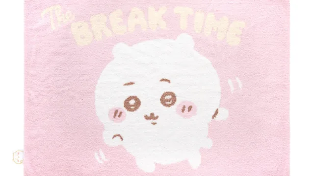 ちいかわのあったかもこもこブランケット。ピンク地にThe BREAK TIME
