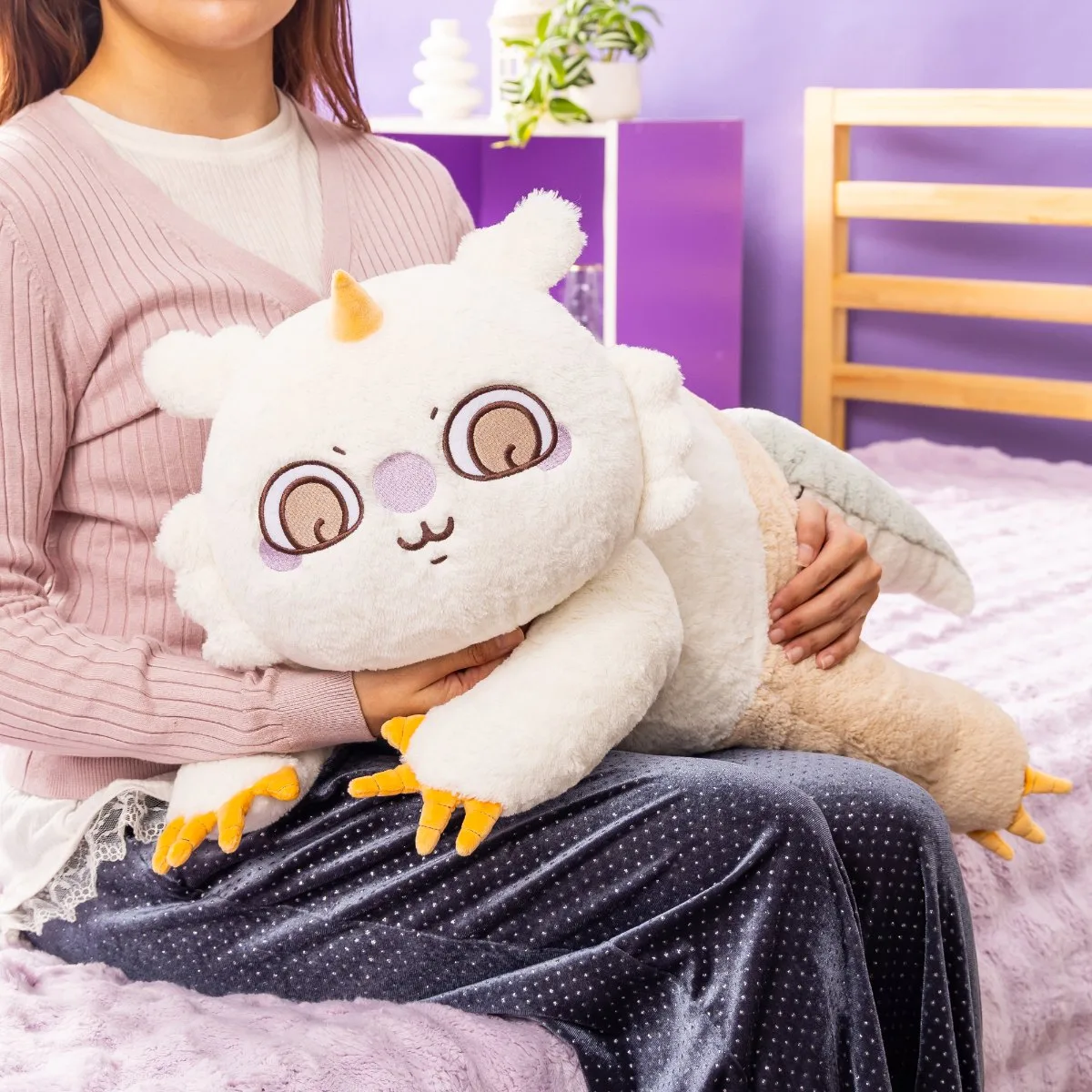大人が両手で抱えた様子。ひざからはみ出す大きさ