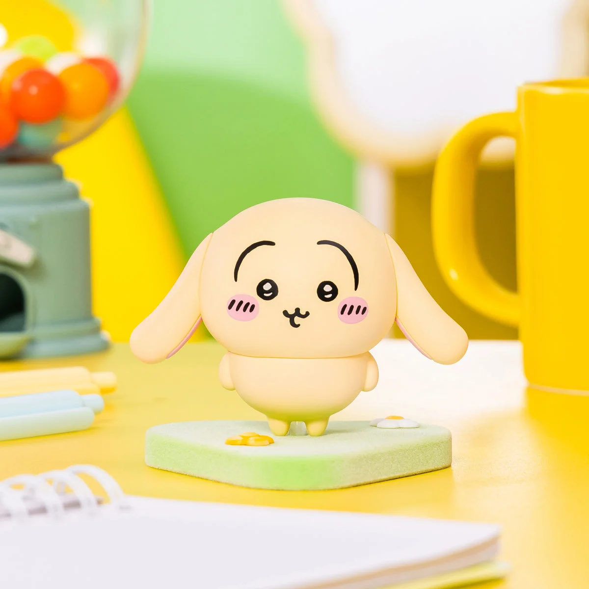 うさぎだらけフィギュア 垂れ耳のうさぎを机に置いたところ